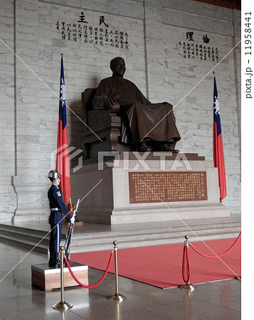 台湾 台北市 中正紀念堂 蒋介石像と衛兵の写真素材 [11958441] - PIXTA