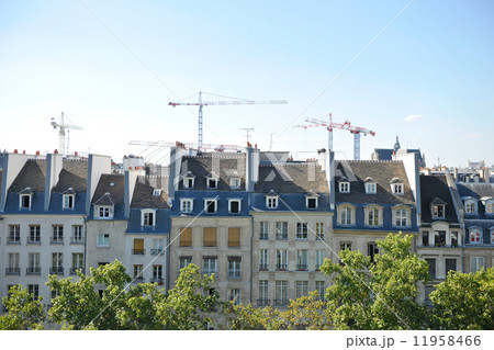 パリの家並み 11958466