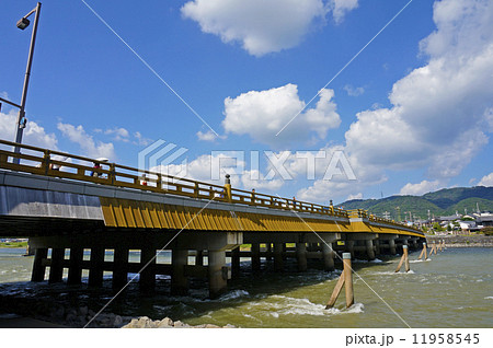 青空と日本三古橋の宇治橋 11958545