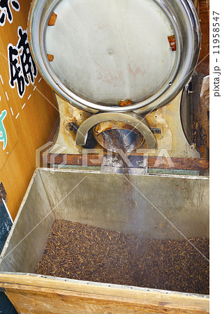 焙煎する茶葉 11958547