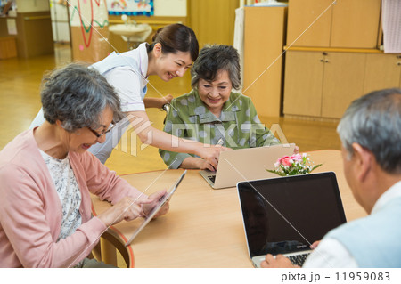 パソコンを使うシニアと教える介護福祉士 パソコンを使うシニアと教える介護福祉士 11959083