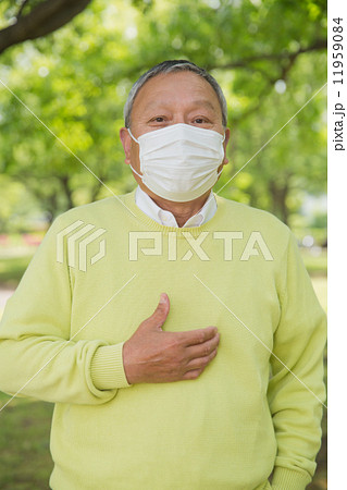 公園でマスクを着用しているシニア男性 11959084