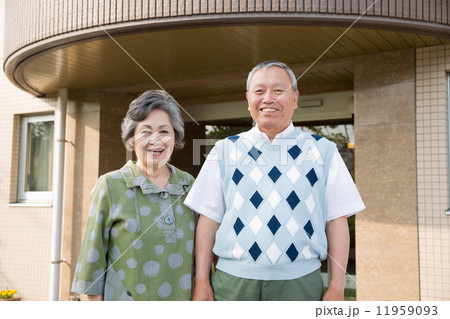 病院の前に並んで立つシニア夫婦 11959093