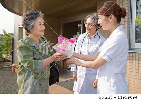 退院するシニア女性と女医と看護師 退院するシニア女性と女医と看護師 11959094