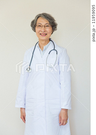 シニアの女性医師のポートレート 11959095