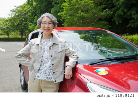 車の横に立つシニア女性 11959121
