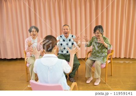 体操をするシニアと介護福祉士 11959141