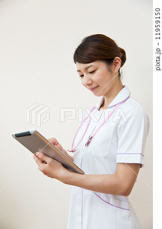 タブレット端末を操作する看護師 11959150