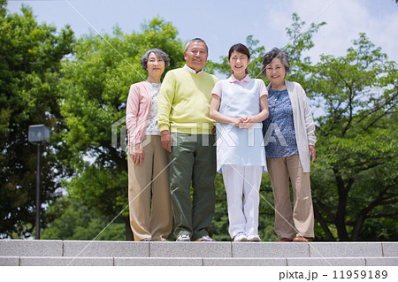並んで立つシニアの男女と介護福祉士 並んで立つシニアの男女と介護福祉士 11959189