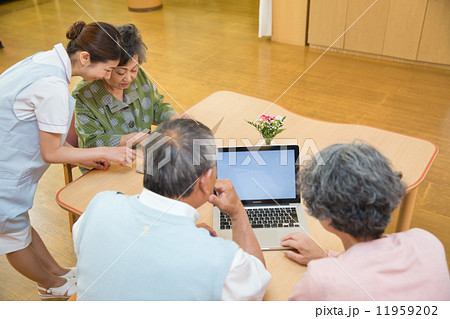 パソコンを使うシニアと教える介護福祉士 パソコンを使うシニアと教える介護福祉士 11959202