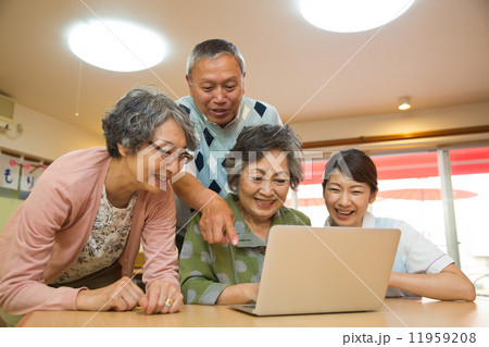 パソコンを使うシニアと教える介護福祉士 パソコンを使うシニアと教える介護福祉士 11959208