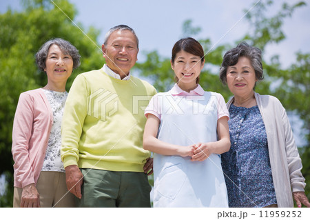並んで立つシニアの男女と介護福祉士 並んで立つシニアの男女と介護福祉士 11959252