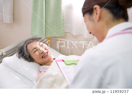 看護師と話すシニアの女性患者 11959257