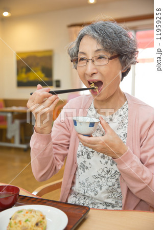 老人ホームで食事を楽しむシニア女性 11959258