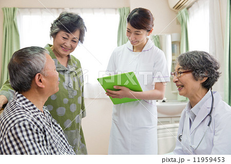 シニア男性患者と話す医師と看護師 シニア男性患者と話す医師と看護師 11959453