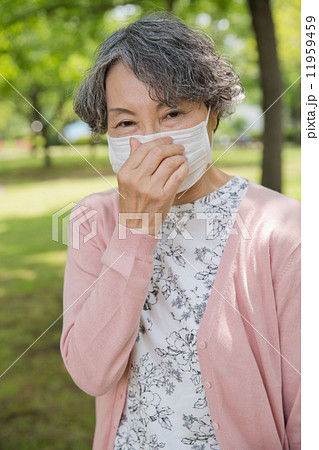 公園でマスクを着用しているシニア女性 11959459