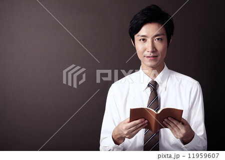 ヒアリングするビジネスマン 11959607