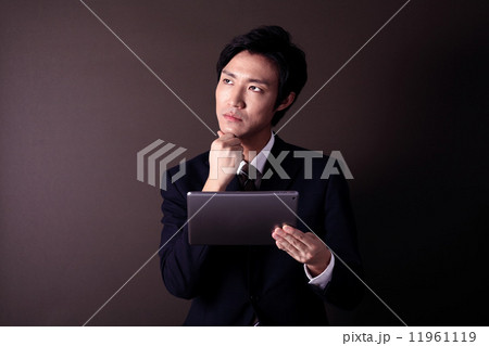 タブレットを持ったビジネスマン タブレットを持ったビジネスマン 11961119