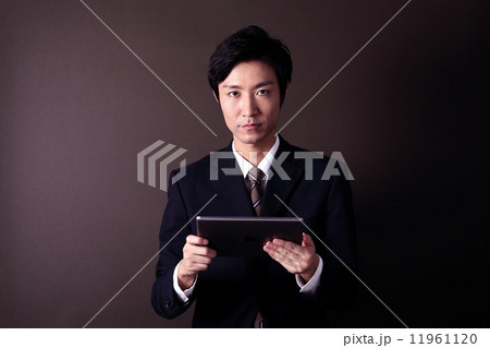 タブレットを持ったビジネスマン タブレットを持ったビジネスマン 11961120