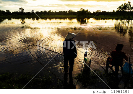 Silhouette of native thai style fish catching 11961195