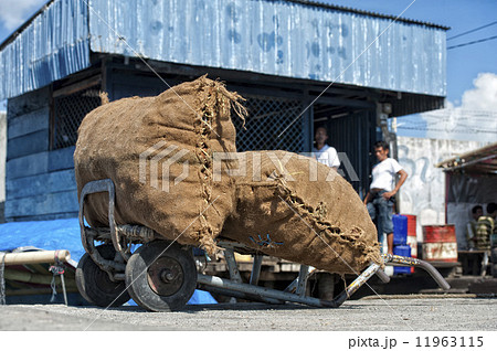 indonesian people working in harbor 11963115
