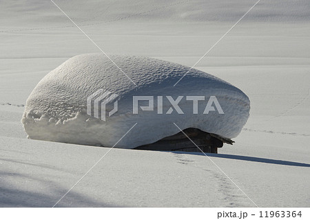 A wood cabin hut in the winter snow background A wood cabin hut in the winter snow background 11963364