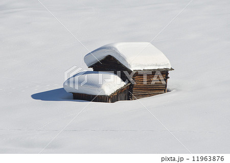 A wood cabin hut in the winter snow background A wood cabin hut in the winter snow background 11963876