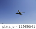 青い空と航空機 11969041