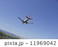 青い空と航空機 11969042