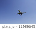 青い空と航空機 11969043