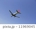 青い空と航空機 11969045