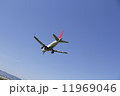 青い空と航空機 11969046