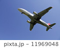 青い空と航空機 11969048