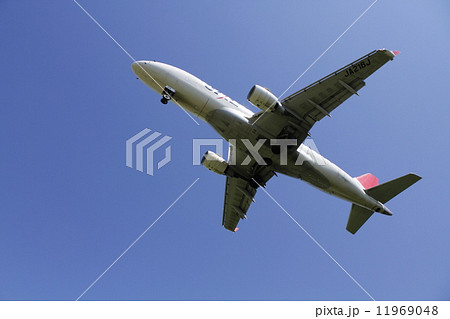 青い空と航空機 11969048