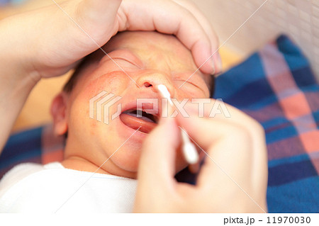 生後19日目 新生児 赤ちゃんの写真素材