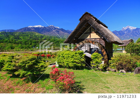 水車小屋と南アルプス 11971233