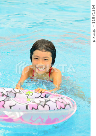 プールで笑う女の子 プールで笑う女の子 11971364