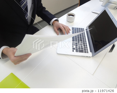 ビジネスマン　ノートパソコン　コーヒー 11971426
