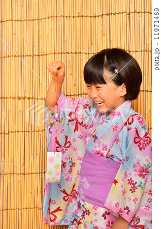 浴衣の女の子(よしず、風鈴) 浴衣の女の子(よしず、風鈴) 11971489