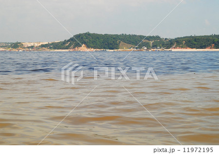ブラジル　マナウス　アマゾン河　2河川合流点 11972195