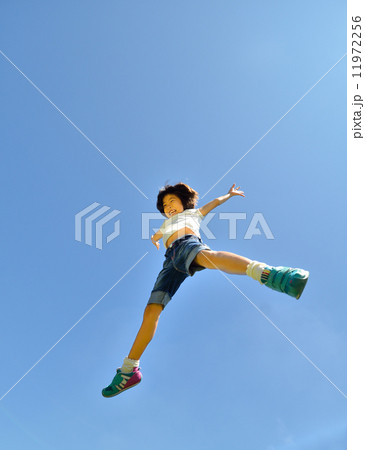 青空でジャンプする女の子 11972256