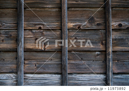 日本家屋 木の家 武家屋敷 壁 木 漆喰 白壁 古い家の写真素材