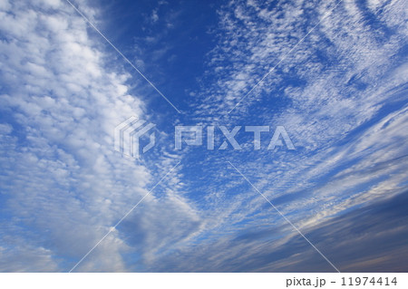 自然 風景 立秋の空、青空の中にさまざまな雲が浮かんでいますの写真 ...