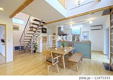 リビングルームとキッチン 11975333