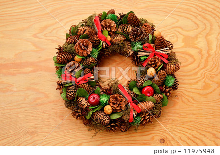 注意)クリスマスリース。リースの葉やリンゴ、背景にレタッチ痕が残る場合があります。またリースの接着剤が「白いひも」のように数カ所あります。ご了承の上ご購入ください。 注意)クリスマスリース。リースの葉やリンゴ、背景にレタッチ痕が残る場合があります。またリースの接着剤が「白いひも」のように数カ所あります。ご了承の上ご購入ください。 11975948