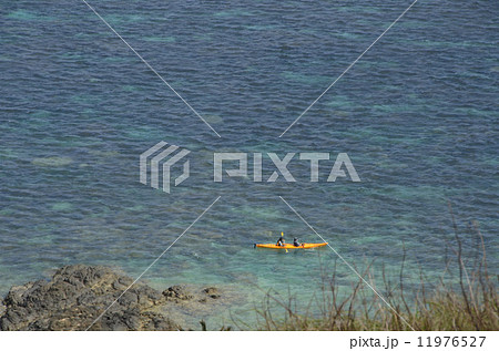 石垣島 エメラルドグリーンの海とカヌー 石垣島 エメラルドグリーンの海とカヌー 11976527