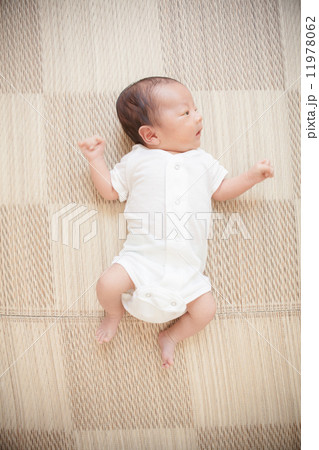 生後27日目　新生児　赤ちゃん 11978062