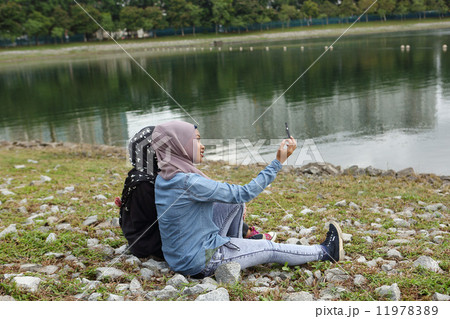 公園で写真を撮るアジア人女子 11978389