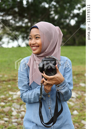 公園で写真を撮るアジア人女子 11978511