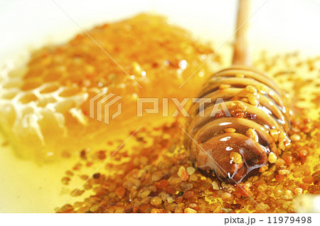 honey,  pollen and wooden dripper 11979498